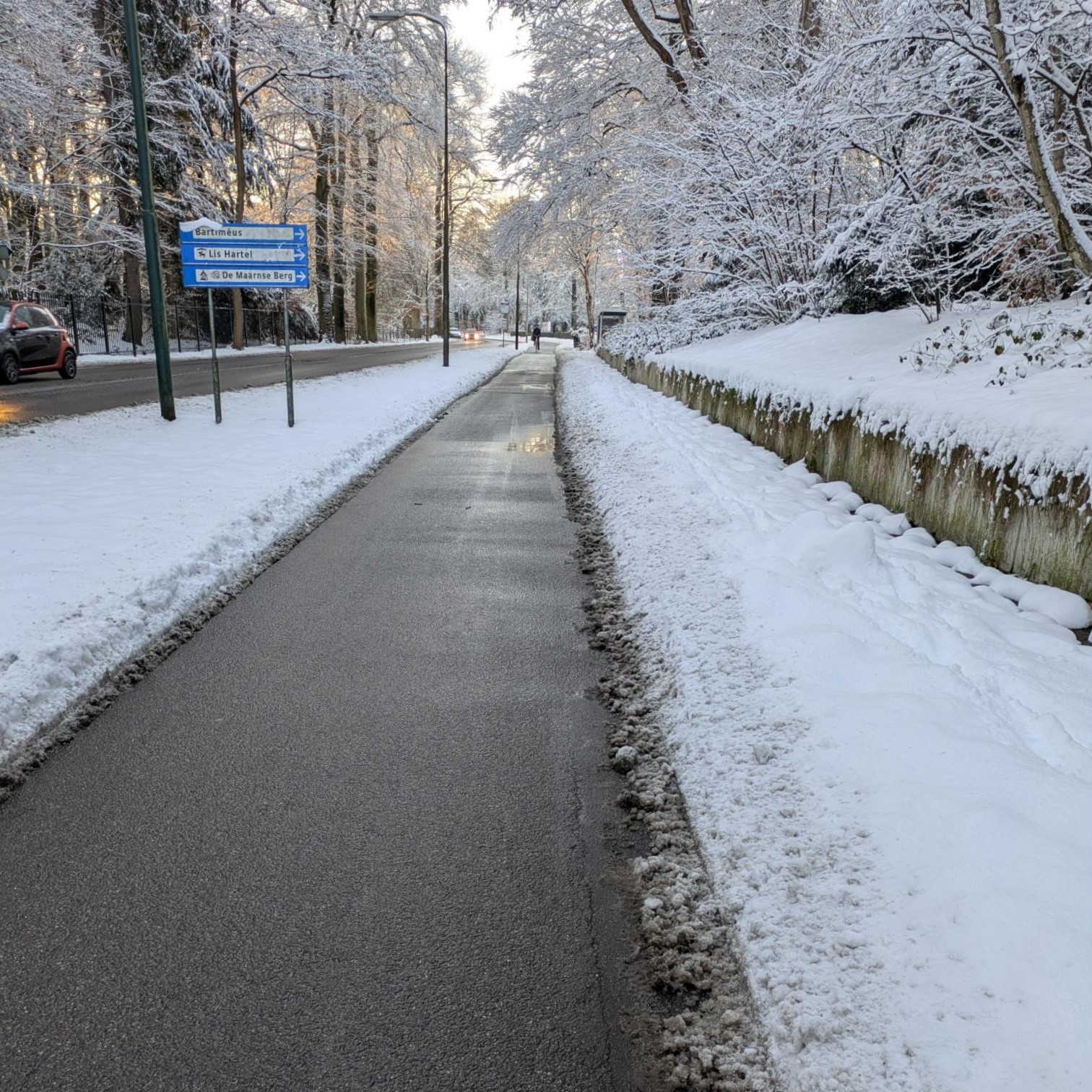 De fietspaden langs de N225 waren keurig schoon, zoals hier in Doorn.