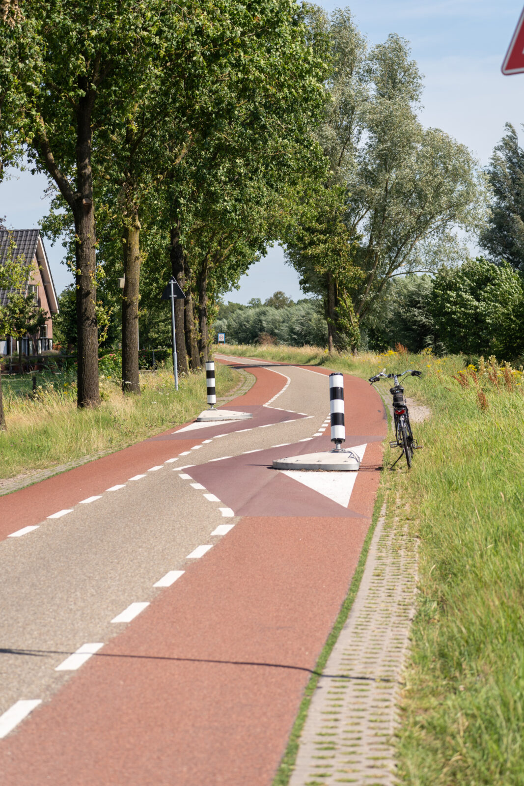 fietser tegen paaltje of in de langbroekerwetering