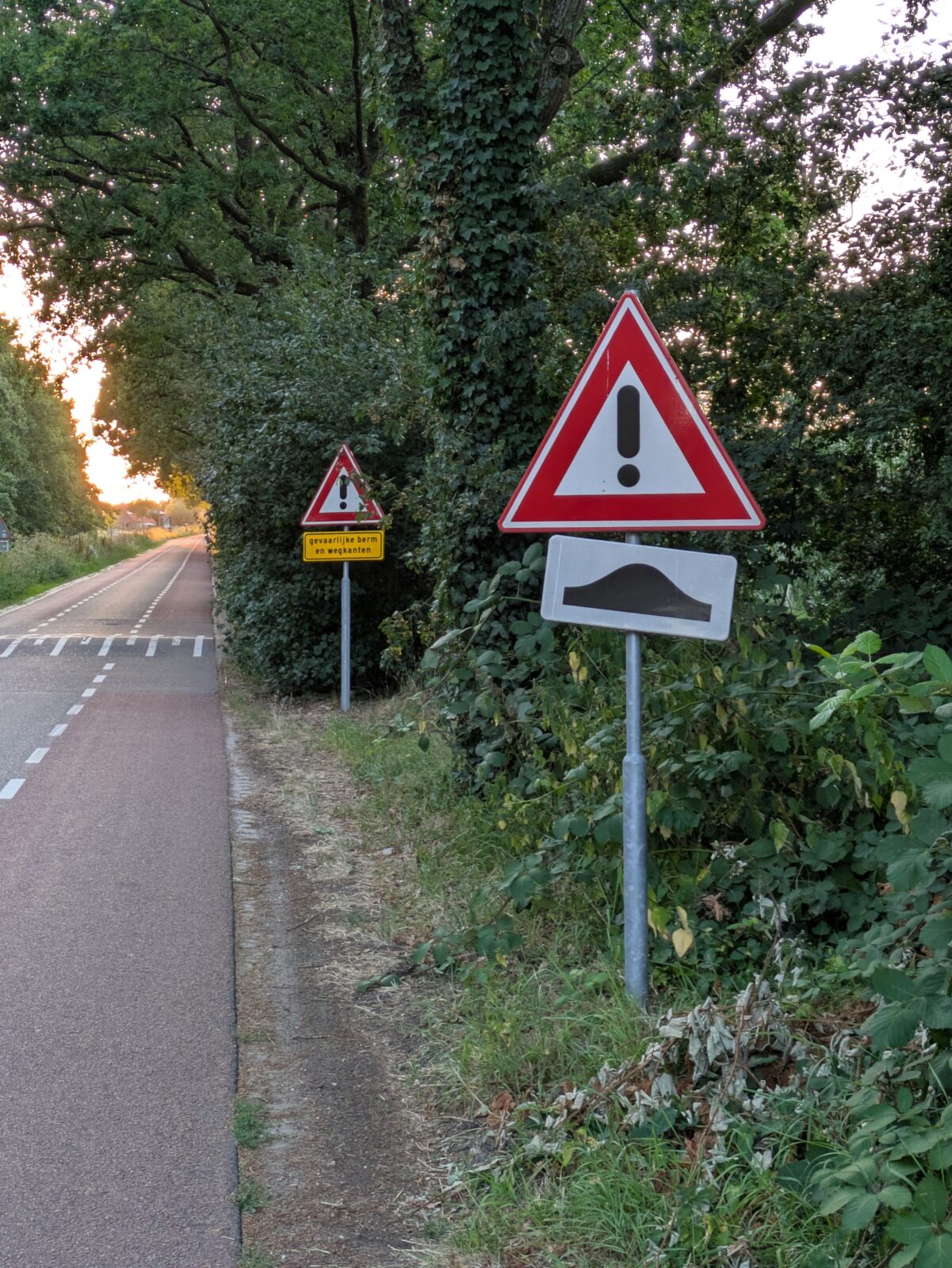 Let op de hobbel, de gaten aan de kant en verderop de wegversmallingen waar je als fietser voor de auto's wordt gegooid.